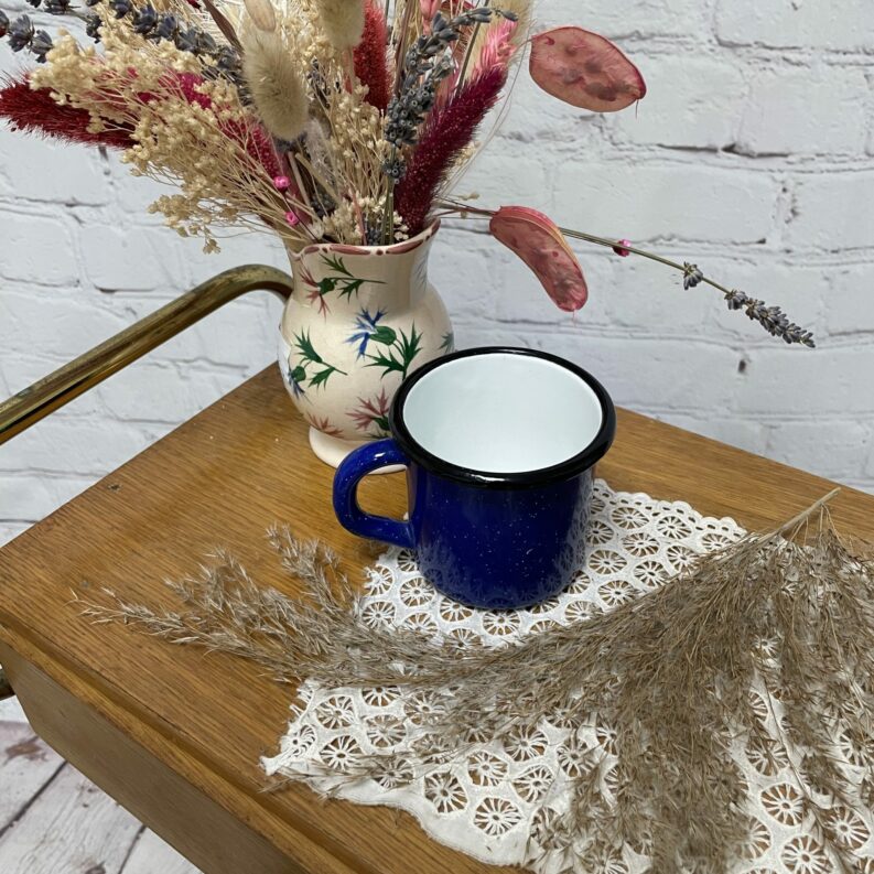 Tasse métal émaillé bleu tacheté vintage