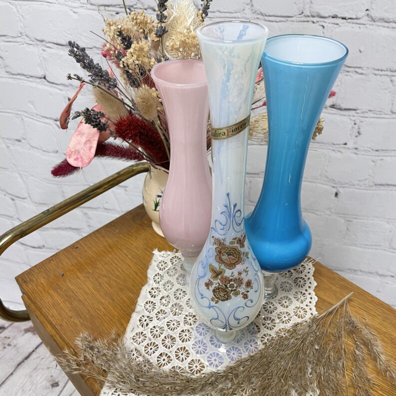 Trio vases vintage en opaline rose, bleu et blanc