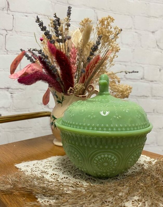 Bonbonnière en opaline verte