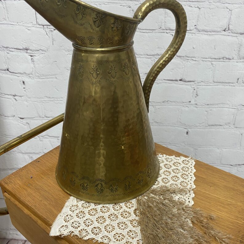 Carafe laiton vintage fleurs de lys