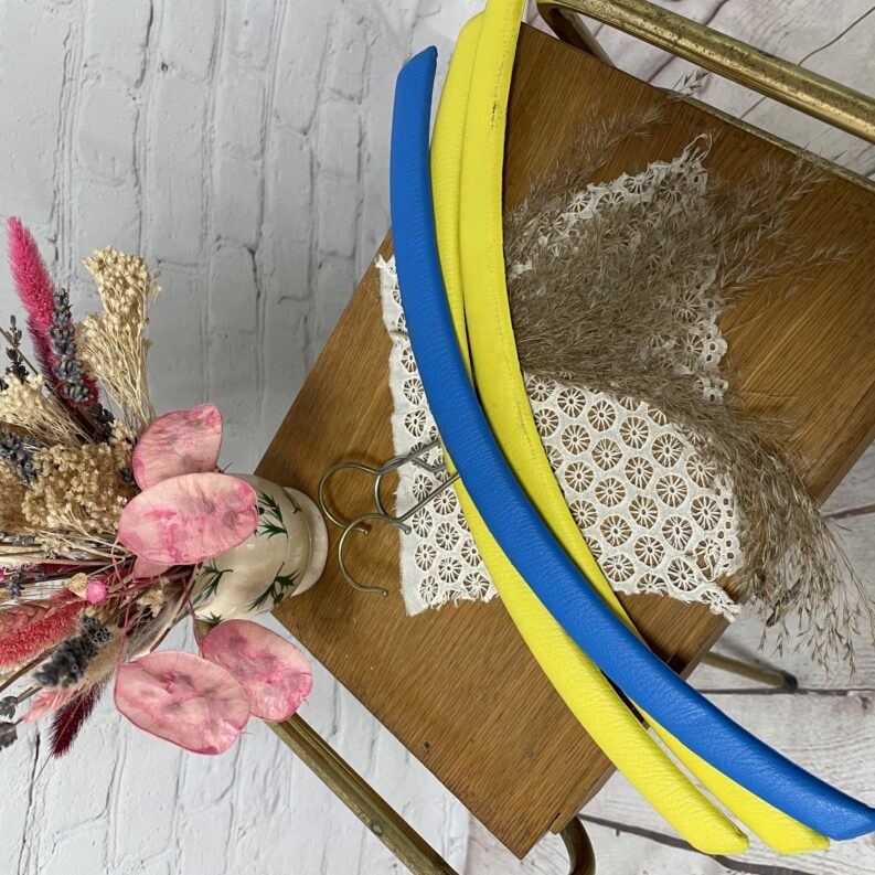 Lot de 3 cintres vintage bois et simili cuir