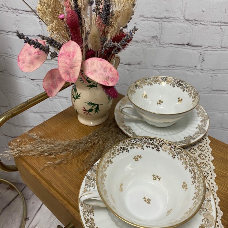 Lot 2 soucoupes et 2 tasses à thé porcelaine de Limoges