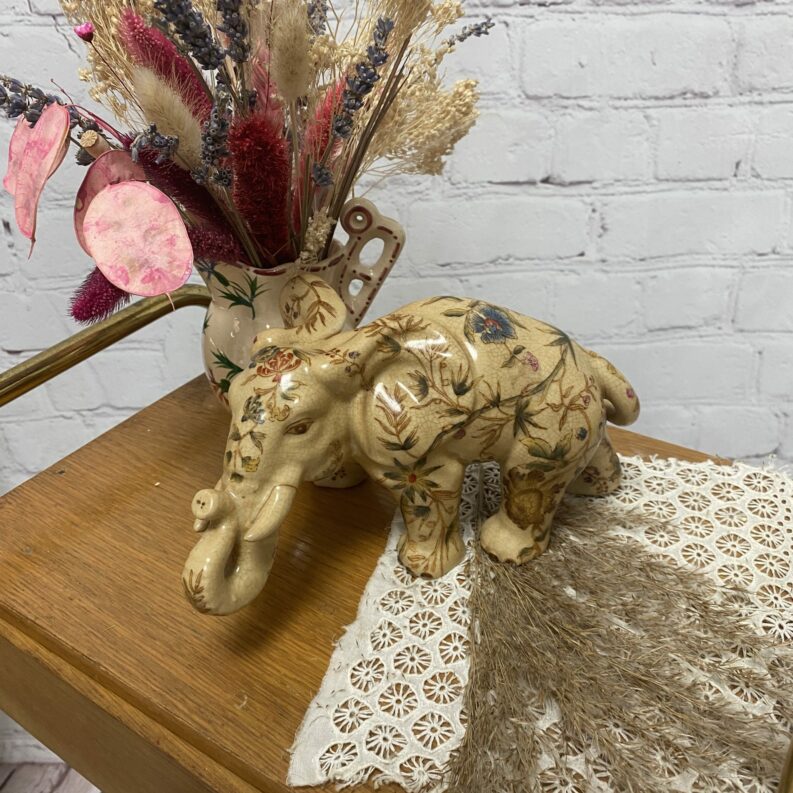 Petit éléphant en porcelaine vintage