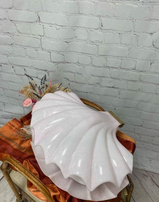 Lampe vintage design coquillage rose poudré en polycarbonate années 70