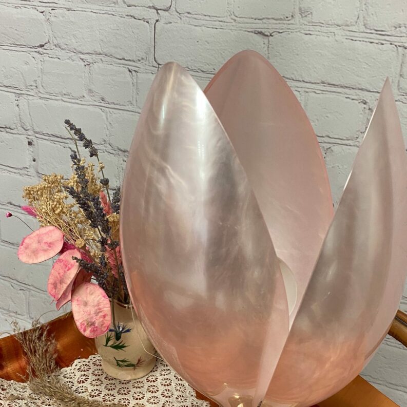 Lampe vintage tulipe design crocus en polycarbonate rose poudré années 70