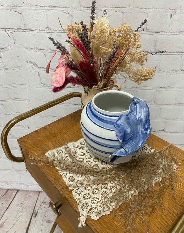 Petit vase terre cuit bleu et blanc poterie