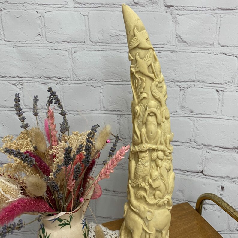 Défense d'éléphant ou corne de rhinocéros en résine sculptée