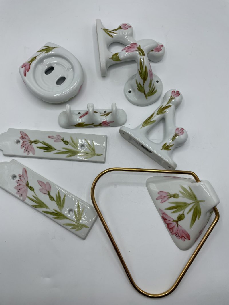 Ensemble pour salle de bain porte savon porte serviette patères porcelaine Limoges poterie du Marais – Image 3