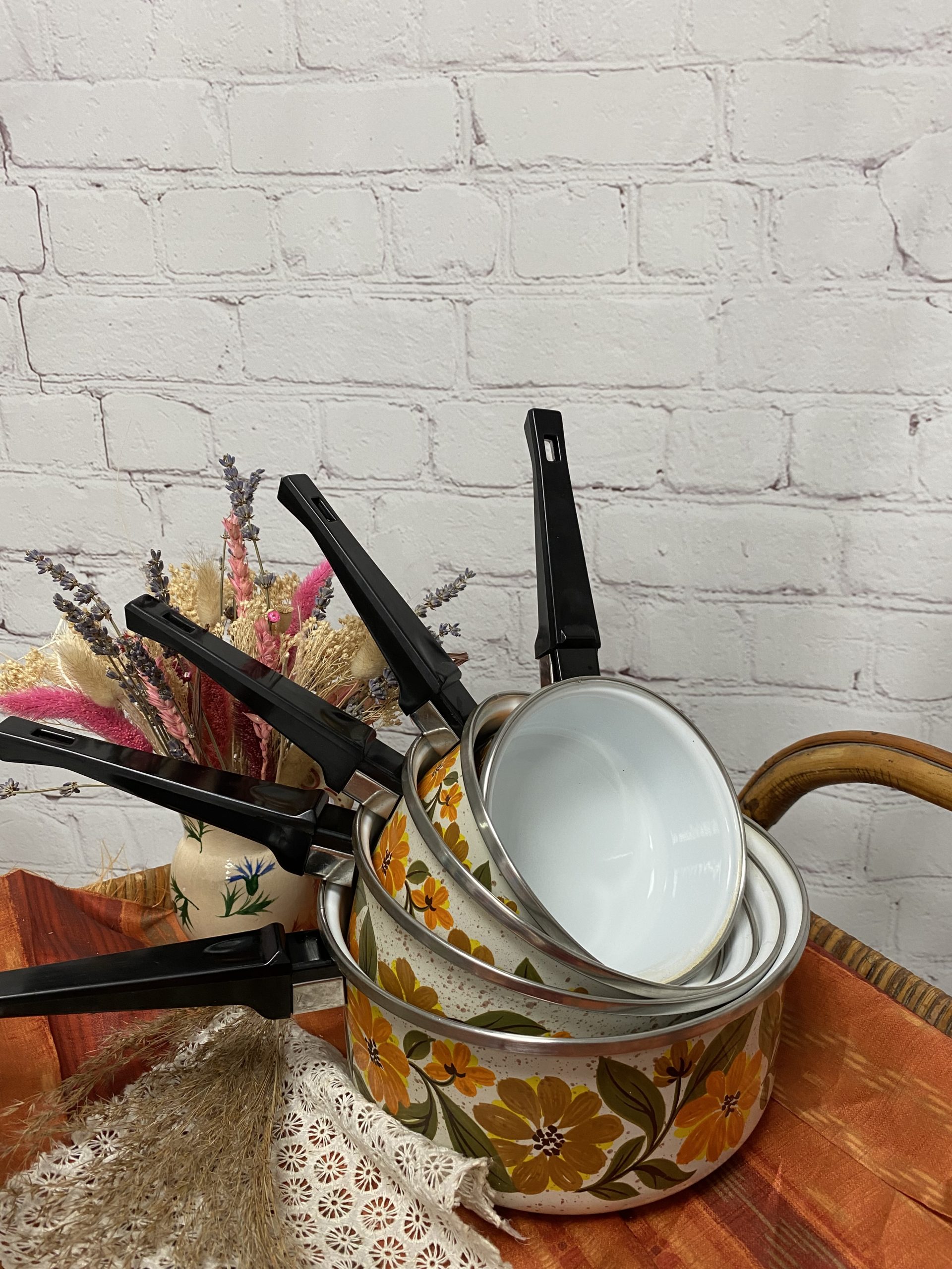 Batterie de 5 casseroles vintage avec fleurs oranges et marron