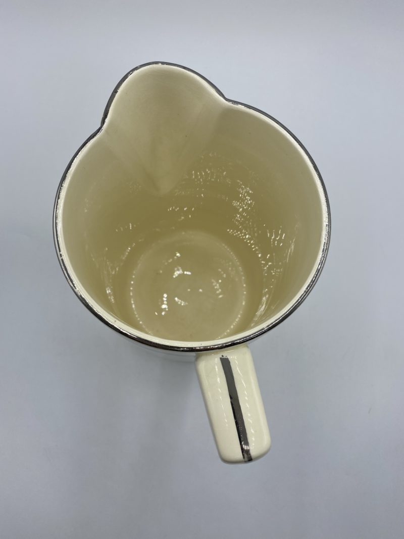 Duo grand plat creux et carafe Terre de fer Saint Amand beige et argent – Image 3