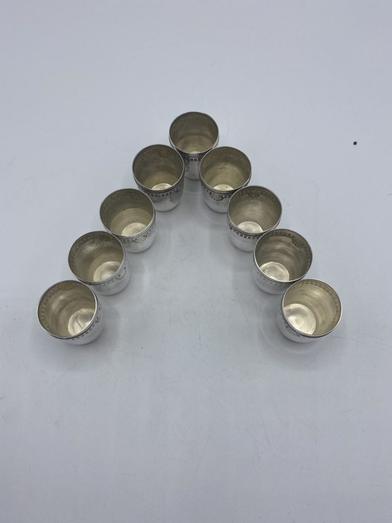 9 petits godets ou verres shooter en métal argenté – Image 2
