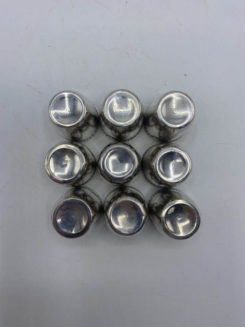 9 petits godets ou verres shooter en métal argenté – Image 4