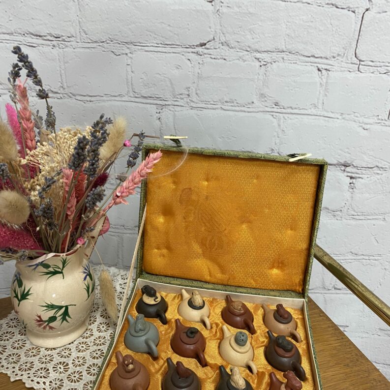 Lot de 12 mini théières en terre cuite zodiaque chinois