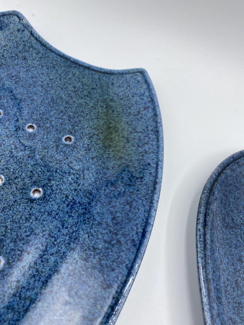 Trio plats et égouttoir en poterie terre cuite vernissée bleu – Image 3