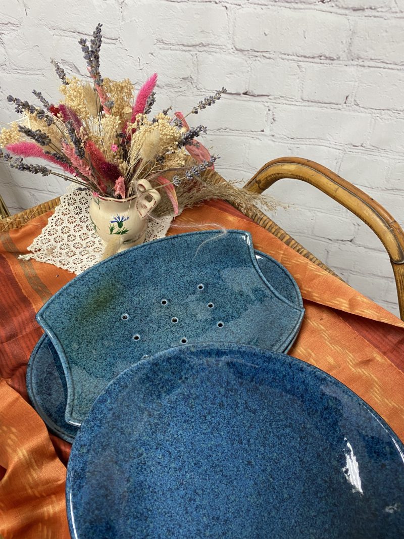 Trio plats et égouttoir en poterie terre cuite vernissée bleu