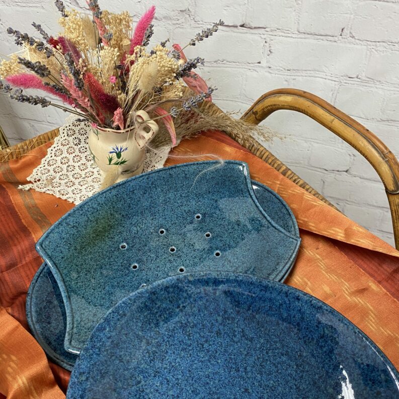 Trio plats et égouttoir en poterie terre cuite vernissée bleu