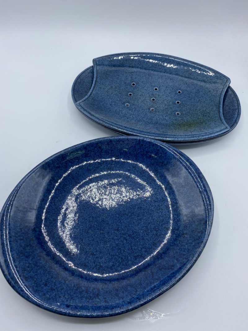 Trio plats et égouttoir en poterie terre cuite vernissée bleu – Image 6