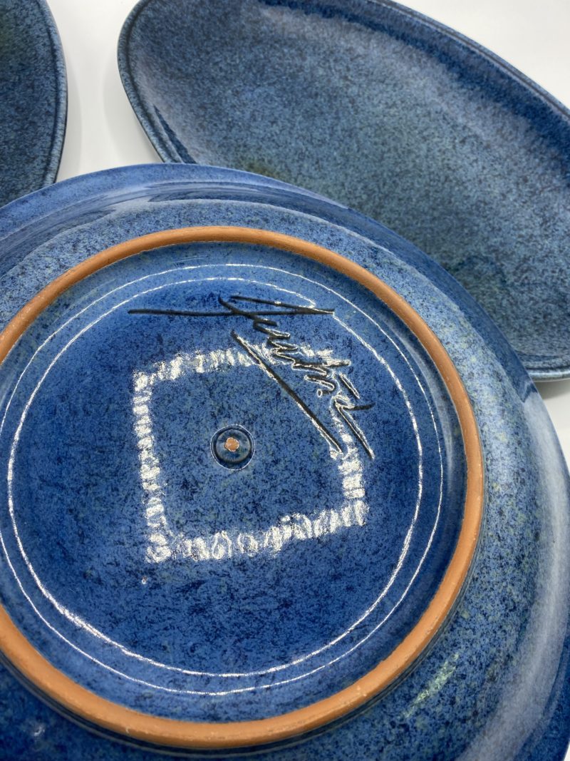 Trio plats et égouttoir en poterie terre cuite vernissée bleu – Image 4