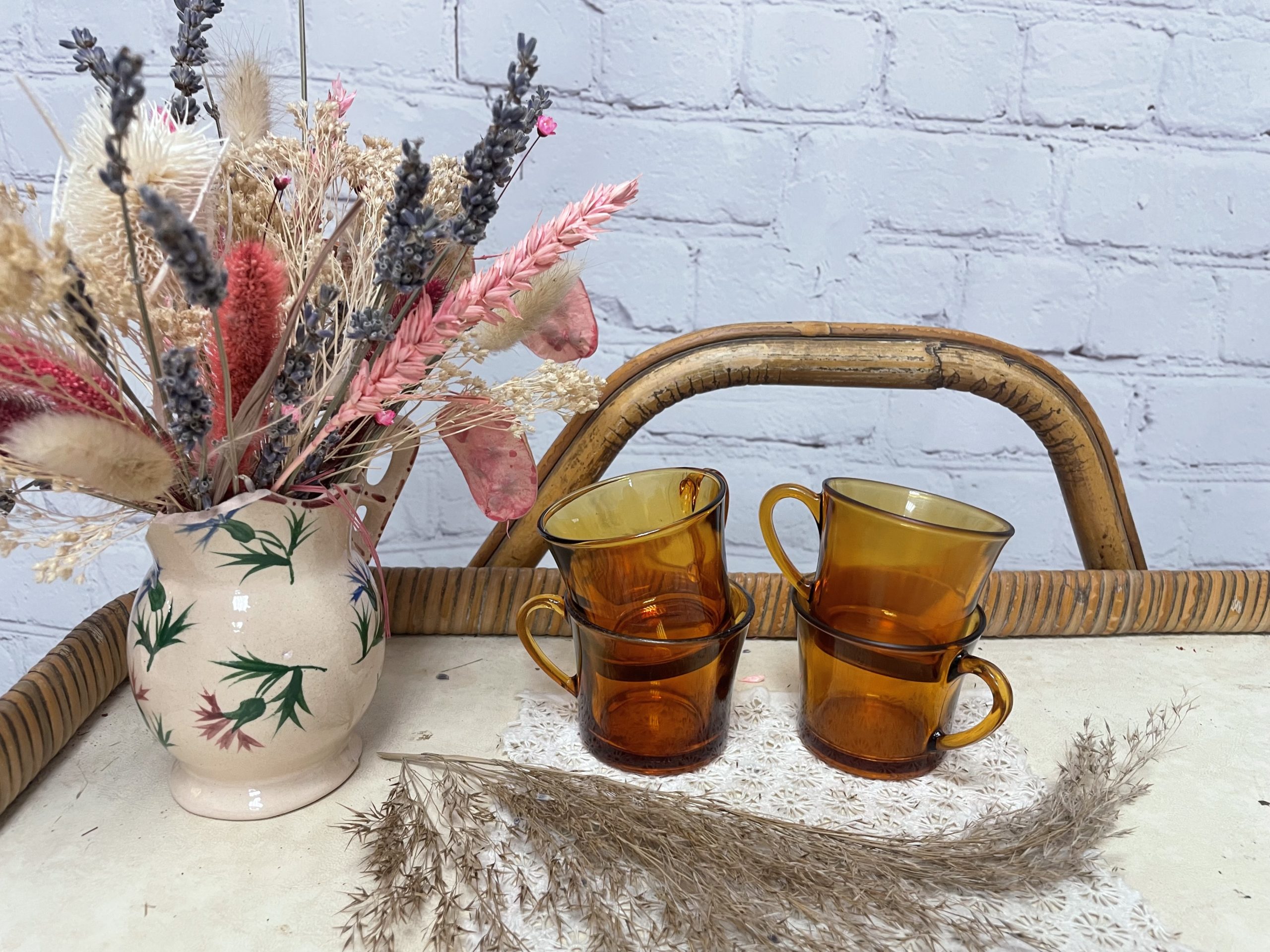 Tasses et soucoupes en verre, Duralex vintage, jaune ambré