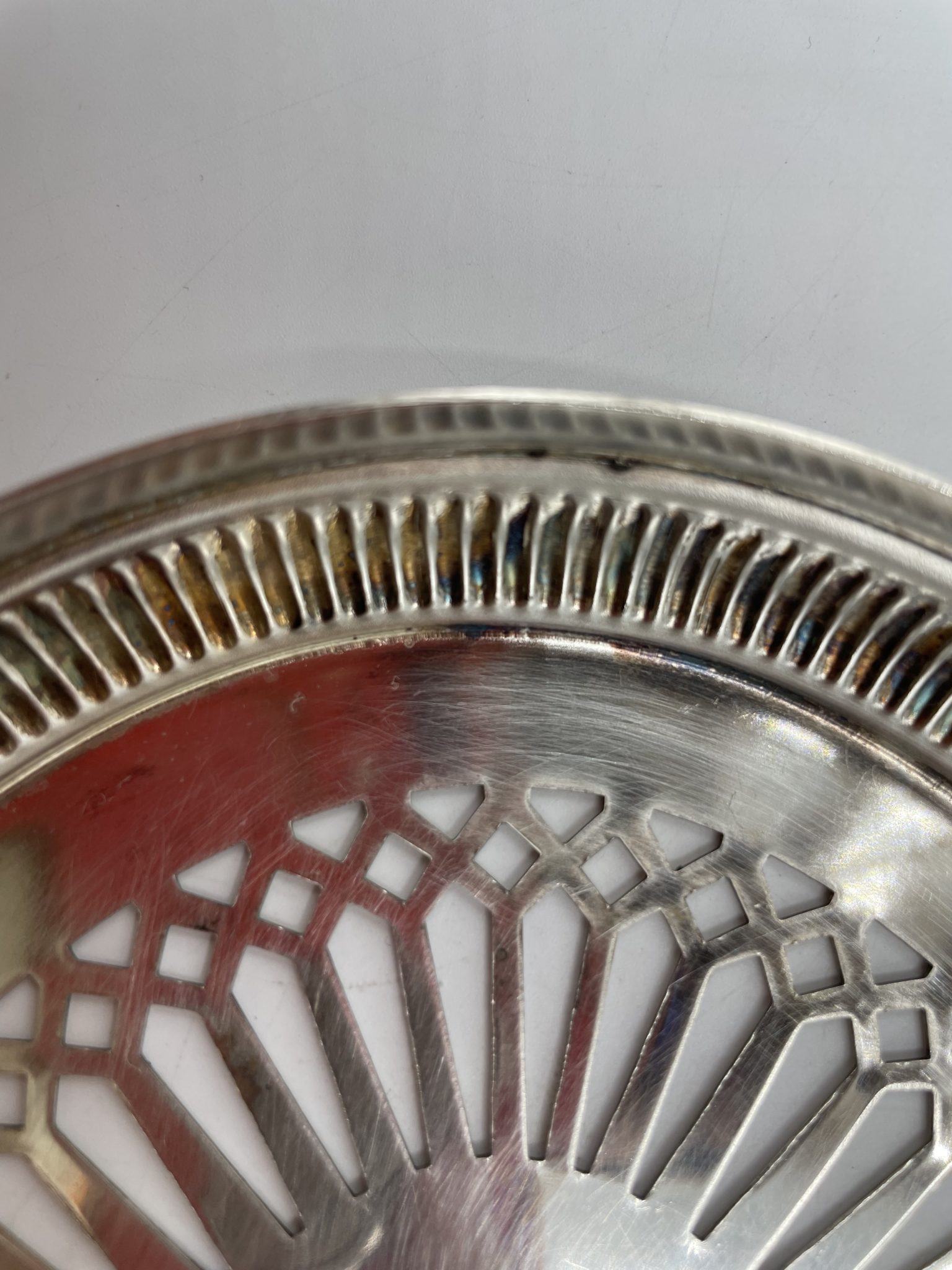 Ancien chauffe- plat en métal argenté et laiton chiné ces