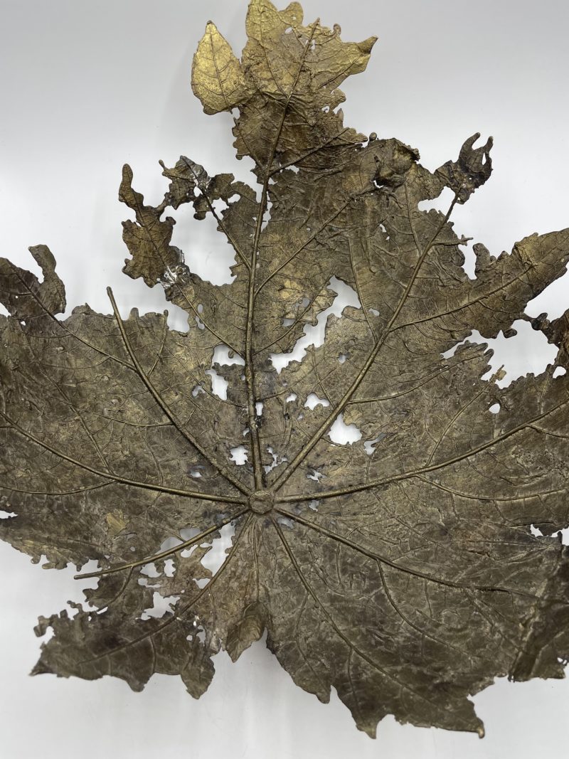 Duo grandes coupes de fruits en laiton doré feuilles d'automne – Image 9