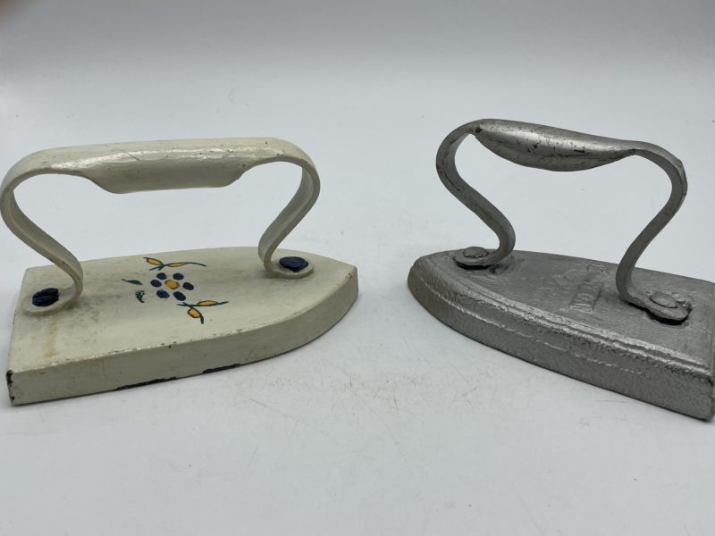 Duo fers repasser en fonte anciens moustiers et argent – Image 2