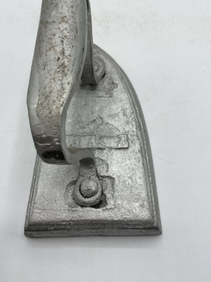 Duo fers repasser en fonte anciens moustiers et argent – Image 11