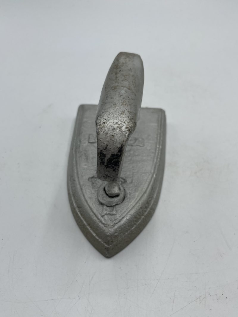 Duo fers repasser en fonte anciens moustiers et argent – Image 10