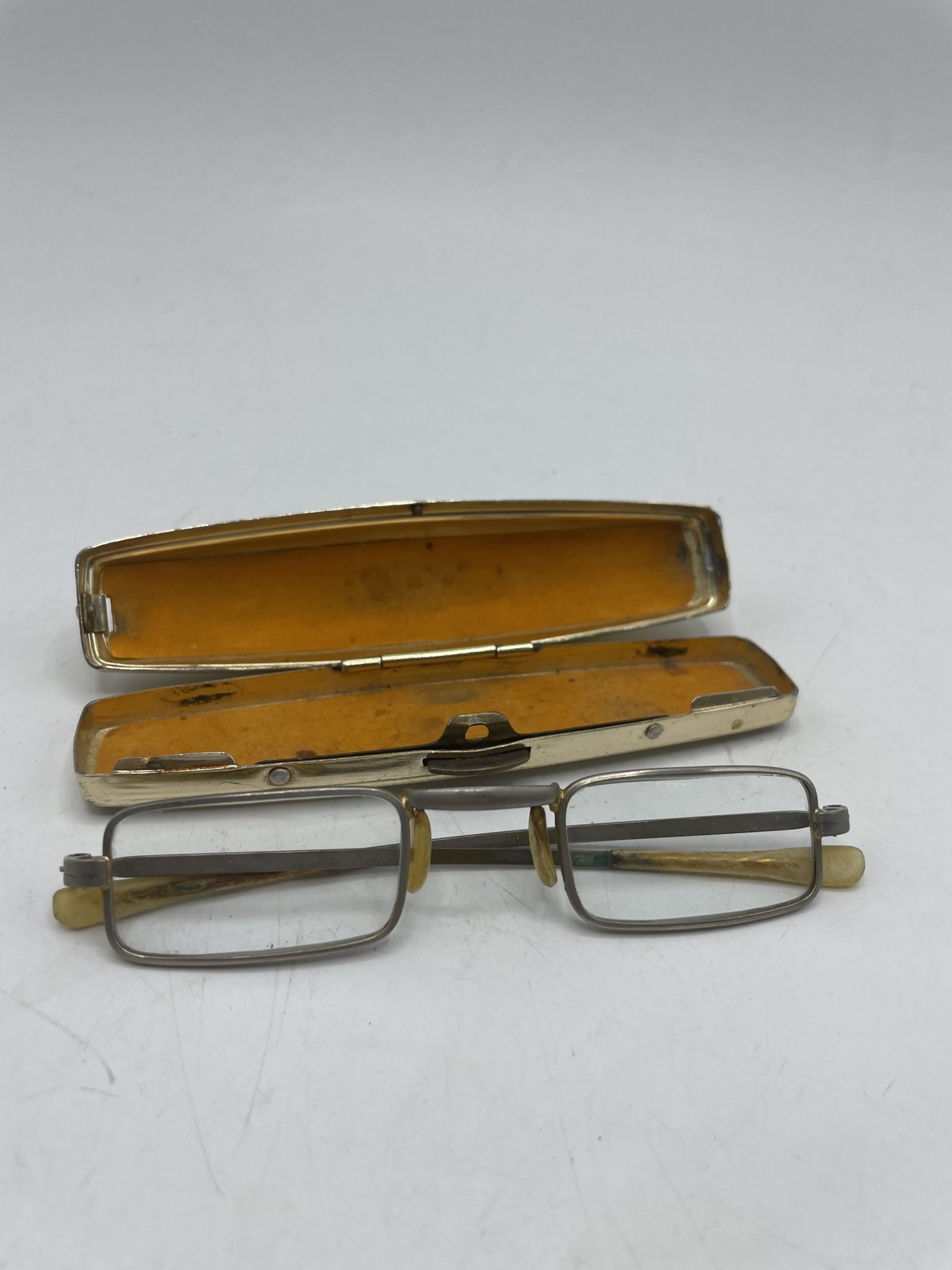 Duo montures anciennes loupe à branches ressort et étui métal