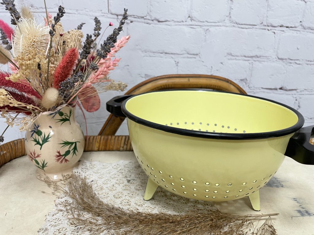 Passoire émaillée Jaune Vintage – France, Style Campagne Shabby Chic