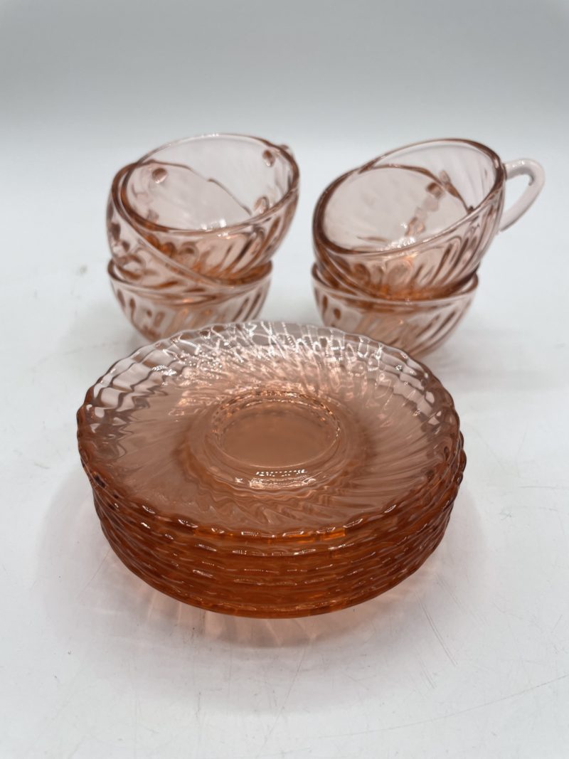 Service à café tasses et soucoupes vintage Rosaline Arcoroc verre rose – Image 10