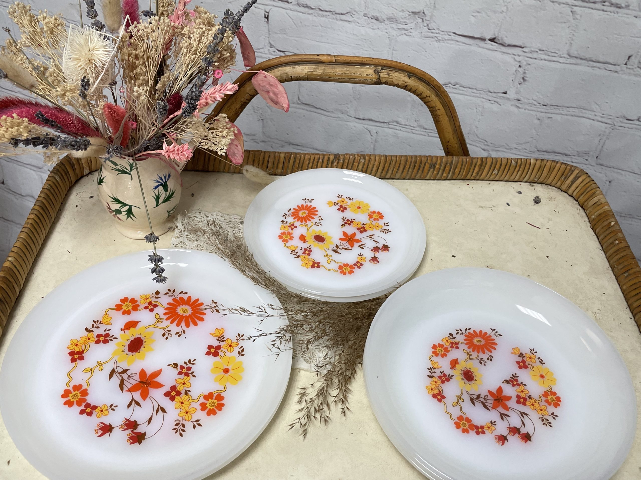 Service assiettes vintage Arcopal fleurs orange - Ressourcerie Histoires  Sans Fin