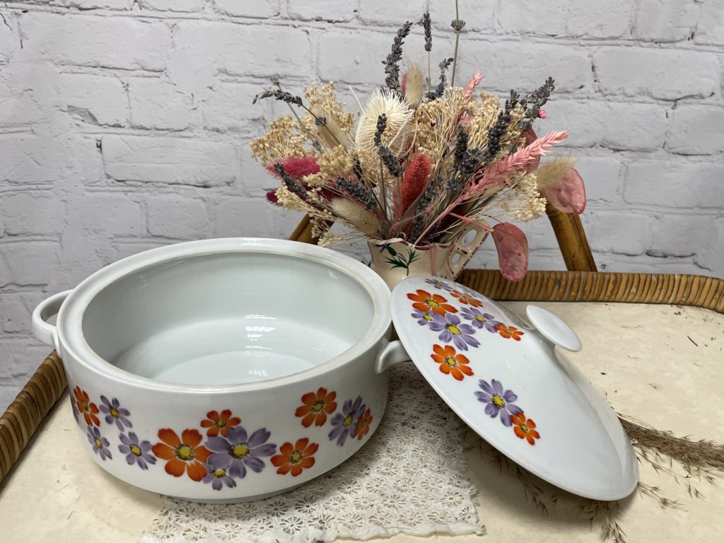 Grande soupière et son couvercle, service à frise végétale Wedgwood