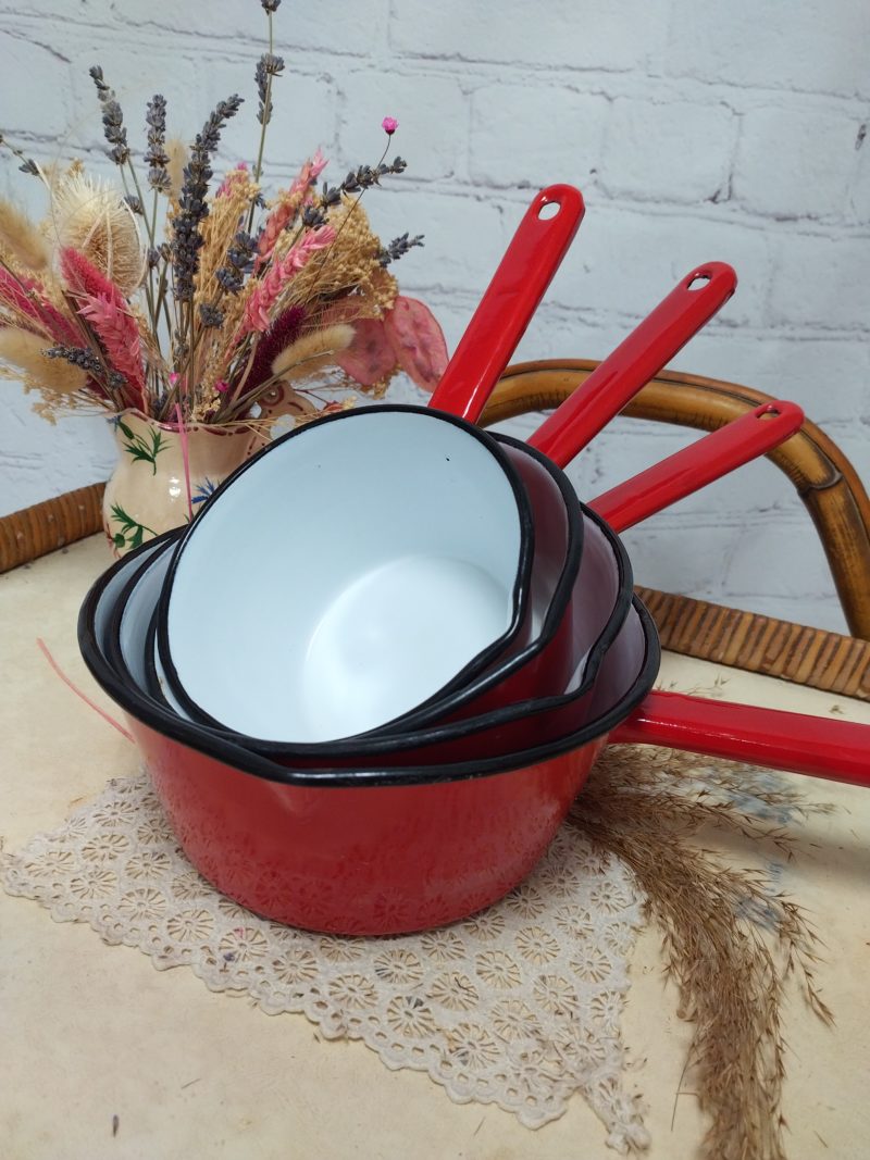 batterie-casseroles-vintage-metal-emaille-rouge-blanc