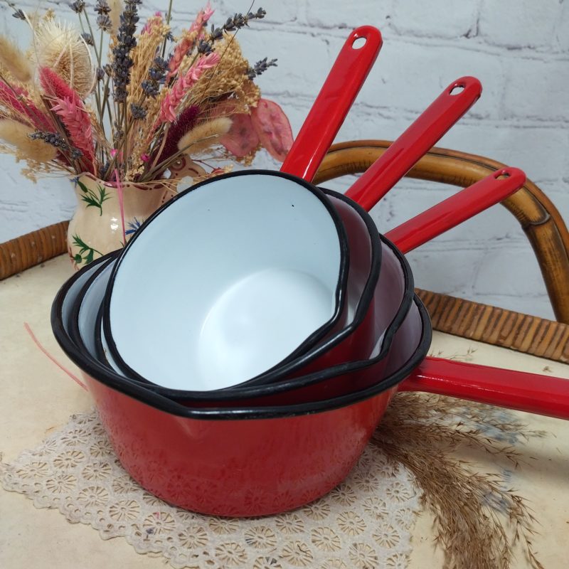 batterie-casseroles-vintage-metal-emaille-rouge-blanc