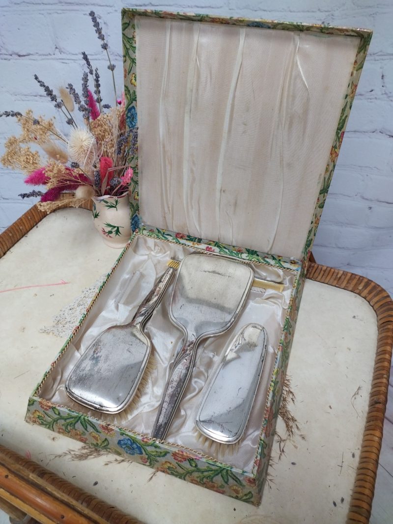 coffret-toilette-vintage-brosse-metal-argent