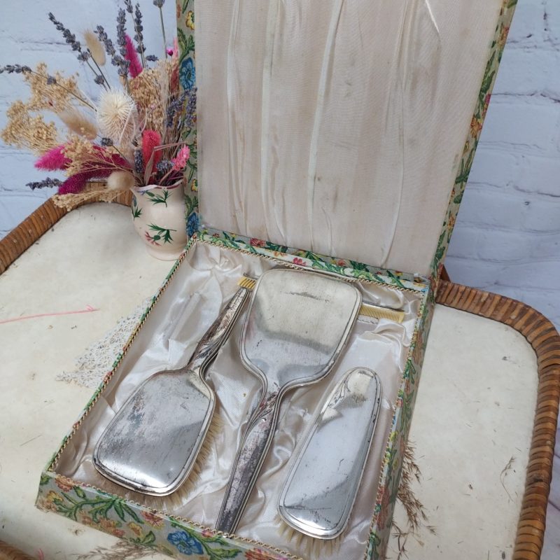 coffret-toilette-vintage-brosse-metal-argent