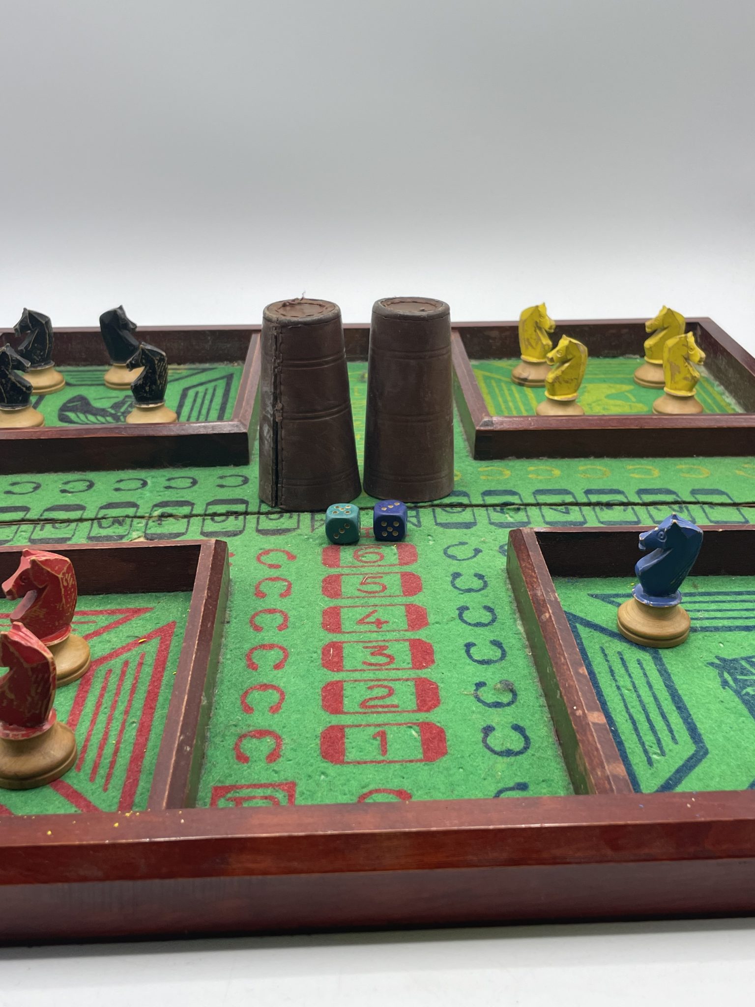 Coffret En Bois Smir – 5 Jeux Traditionnels Vintage : Oie, Petits Chevaux, Échecs, Backgammon, Dames – Plateaux Coulissants – Dès 6 Ans