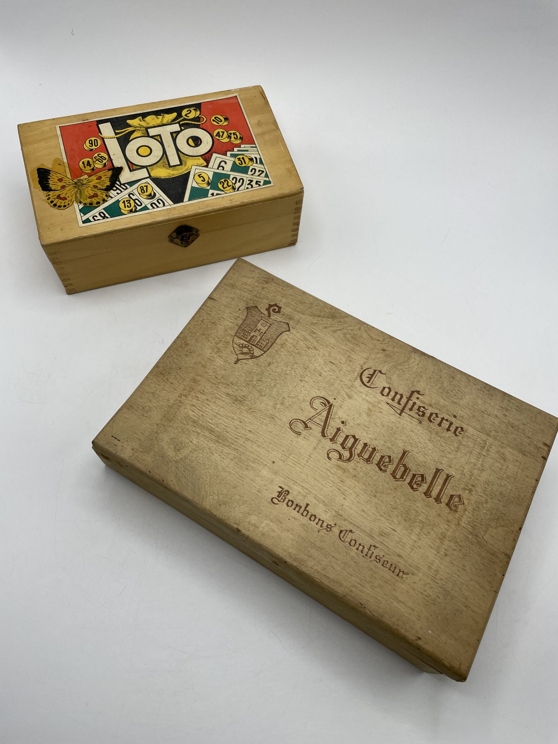 Ancien coffret en bois de jeu du loto avec 24 grilles et numéros