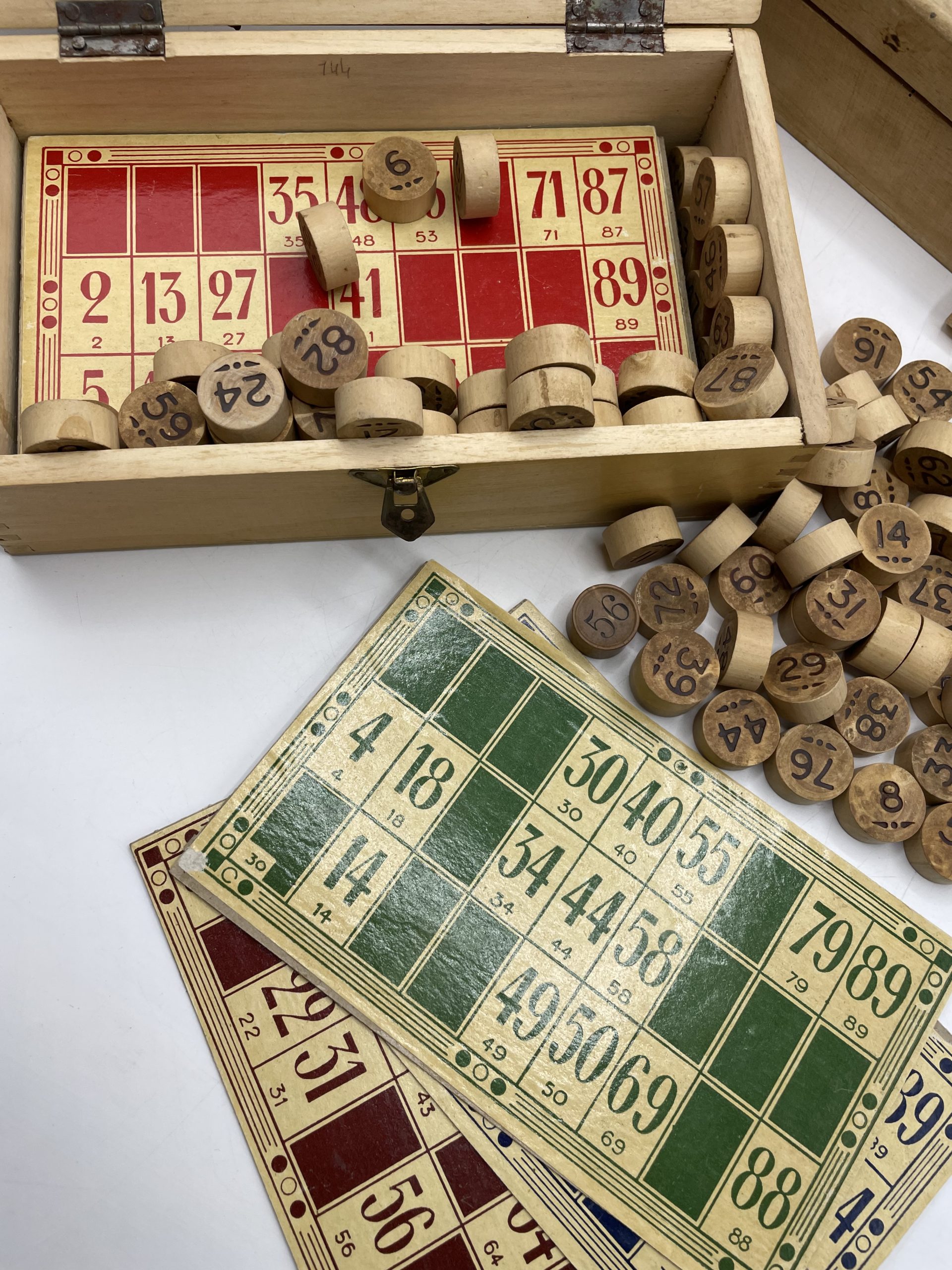 Ancien coffret en bois de jeu du loto avec 24 grilles et numéros