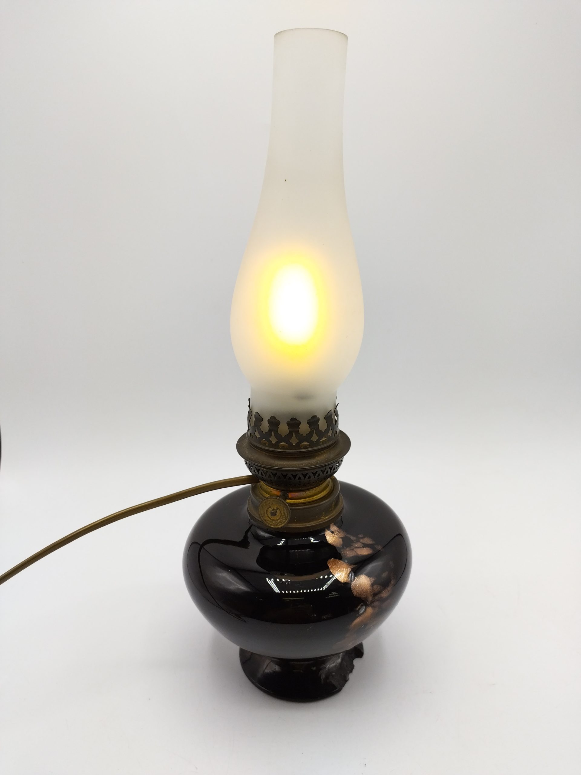 Ancienne lampe à huile en verre noir électrique - Ressourcerie Histoires  Sans Fin