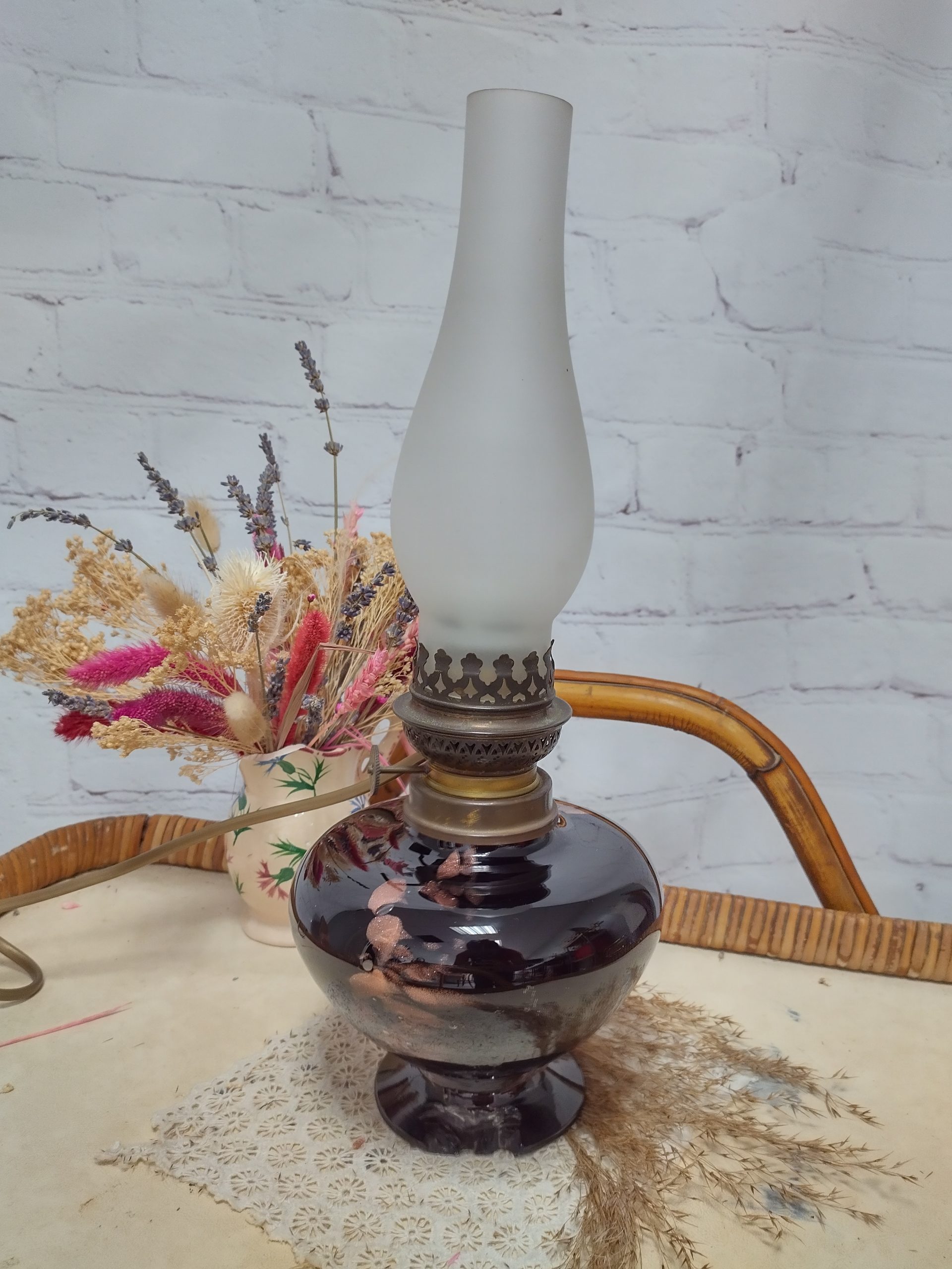 Ancienne lampe à huile en verre noir électrique - Ressourcerie Histoires  Sans Fin