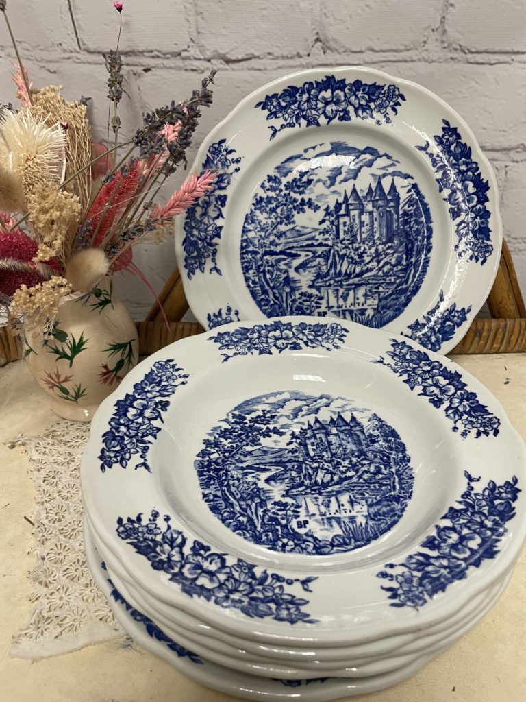 Lot d'assiettes plates et creuses en porcelaine de Limoges on Gens de