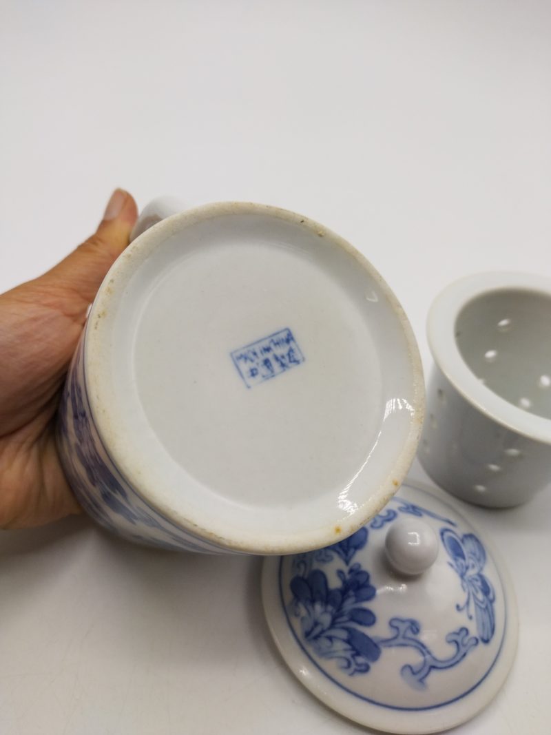 Tasse à thé avec infuseur intégré porcelaine Chine motif papillons – Image 2