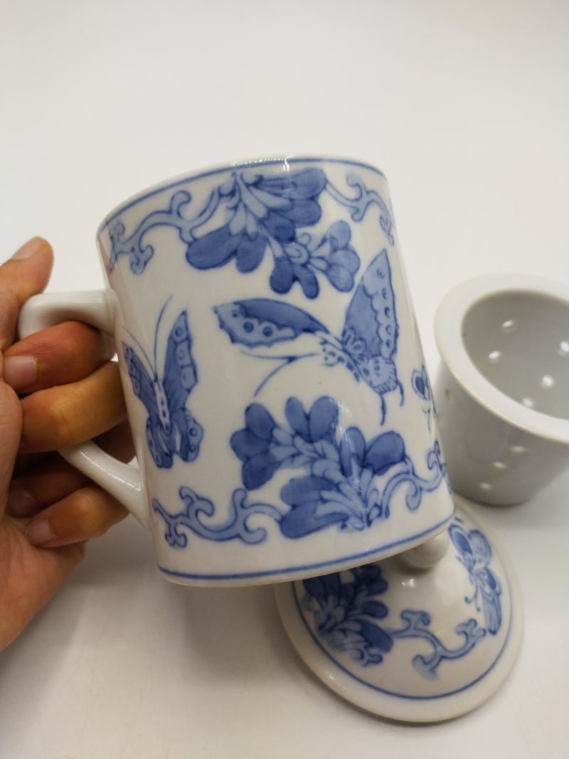 Tasse à thé avec infuseur intégré porcelaine Chine motif papillons – Image 5