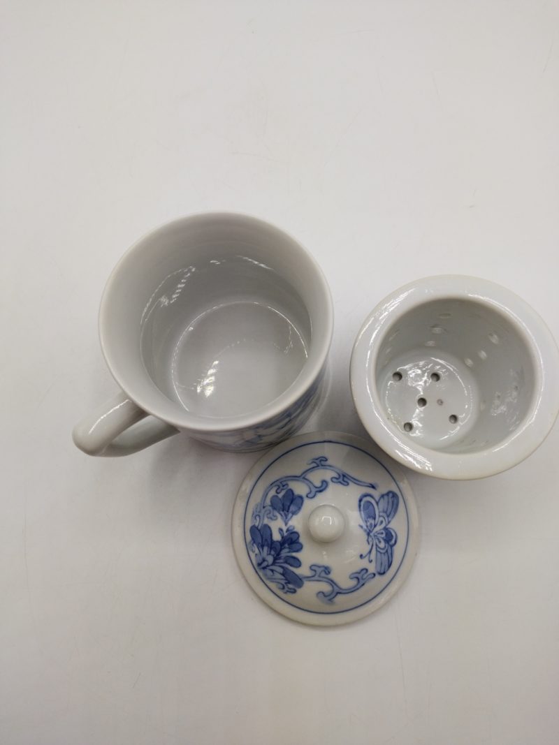 Tasse à thé avec infuseur intégré porcelaine Chine motif papillons – Image 3