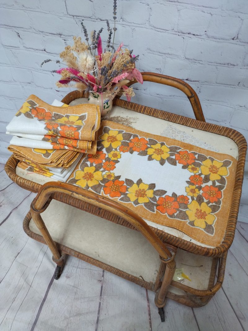 set-table-vintage-fleur-orange-annees-70-hippie-funk