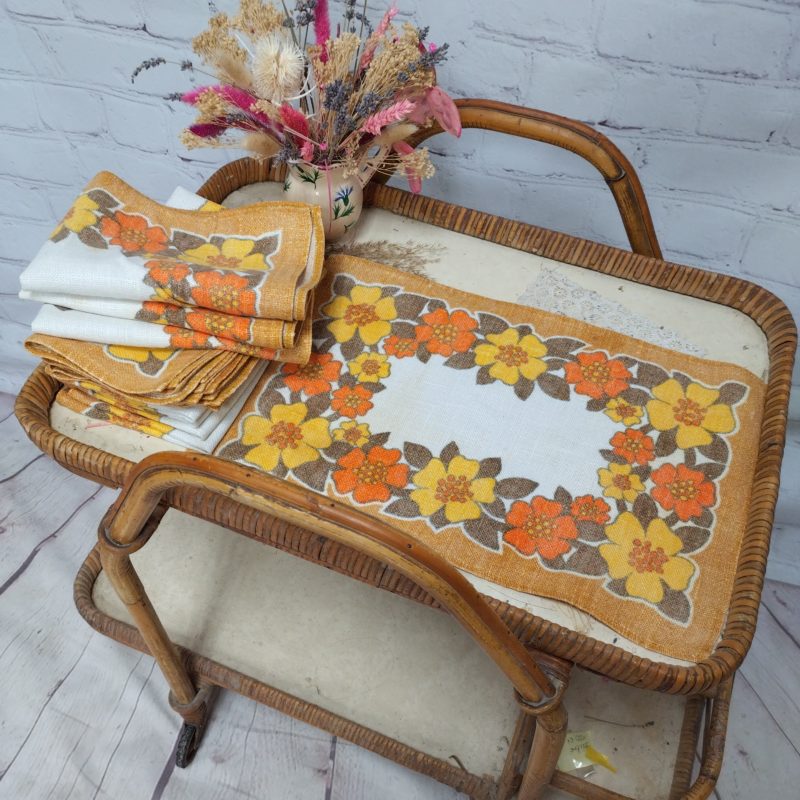 set-table-vintage-fleur-orange-annees-70-hippie-funk