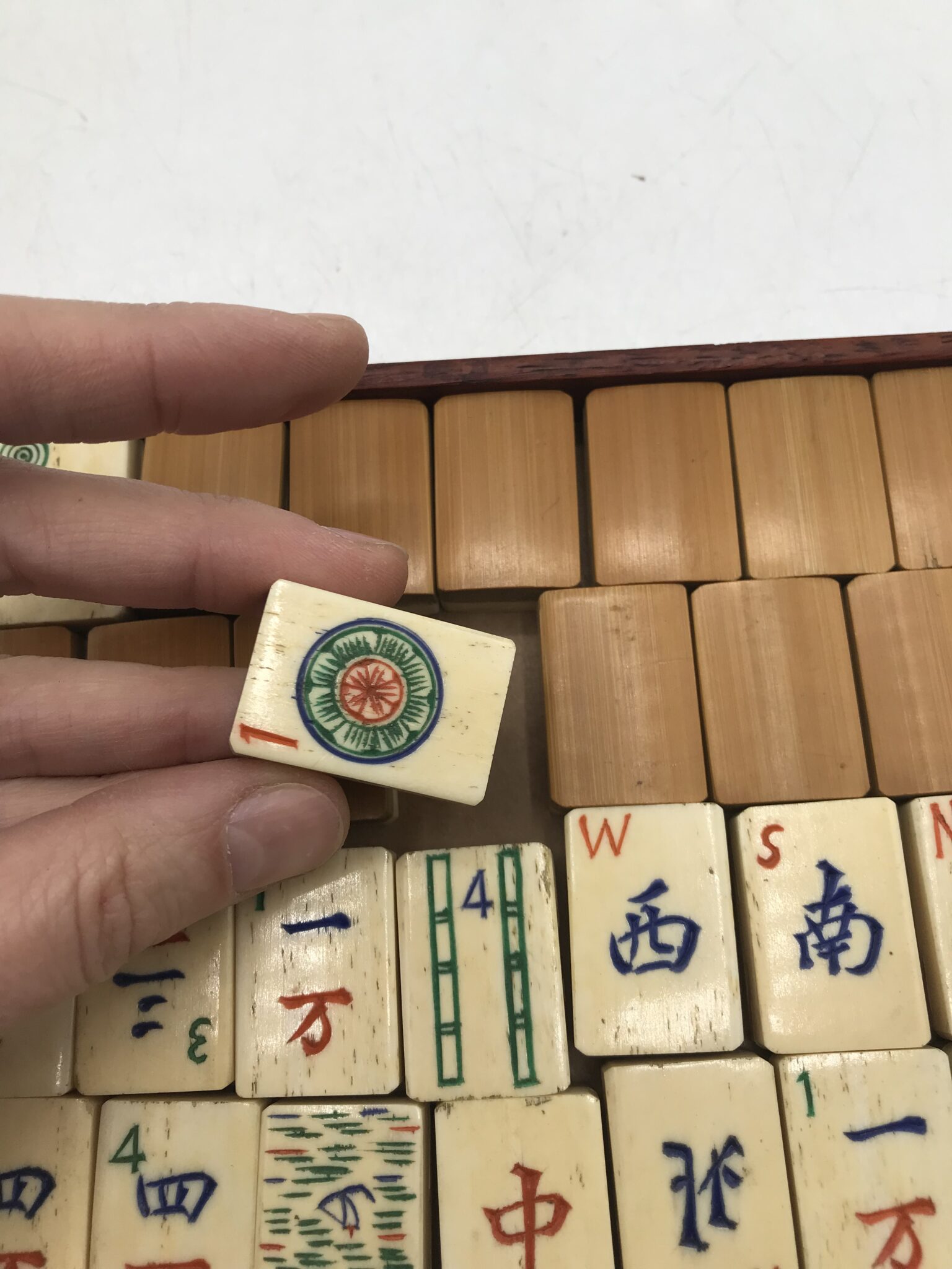 X] JEU DE MAHJONG EN OS ET BAMBOU DANS SON COFFRET - Chine - Il s'ouvre sur ci… - Boisgirard Antonini
