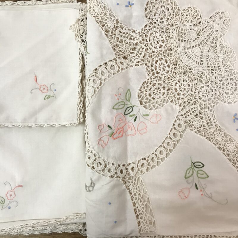 Ensemble nappe et 12 serviettes brodées vintage